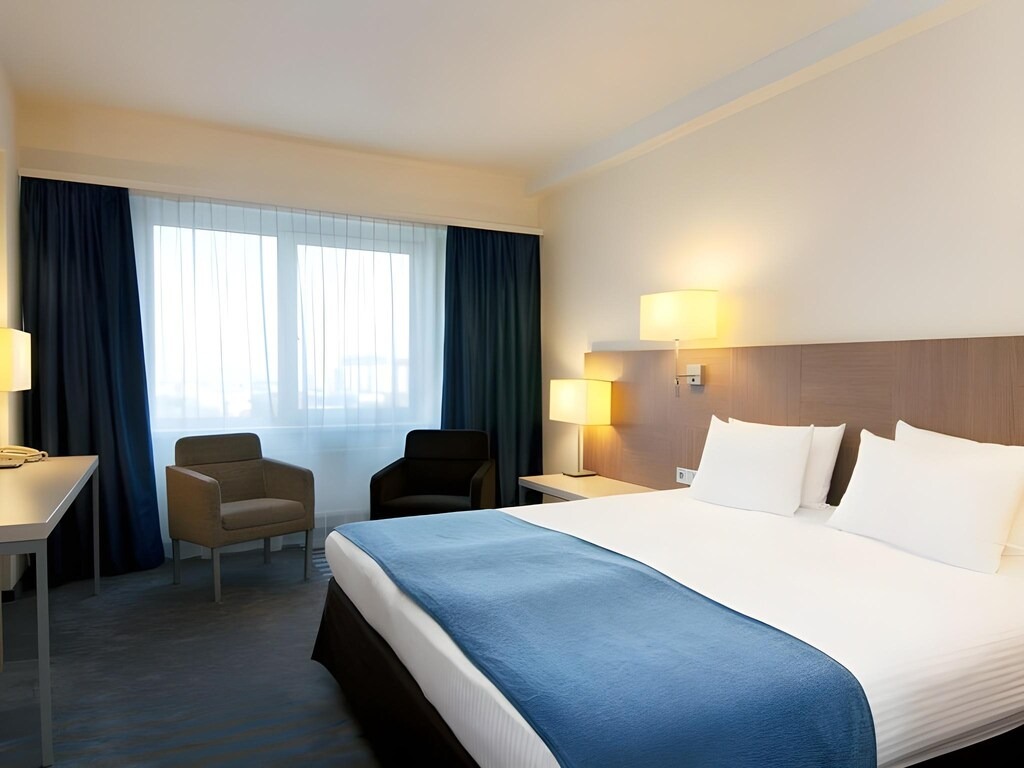 هتل هالیدی این موسکووسکی ووروتا